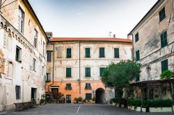 Uno scorcio di Finalborgo in Liguria - © Olena Zubach / Shutterstock.com