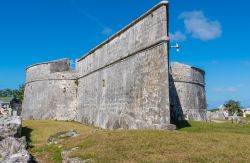 Uno scorcio di Fort Fincastle nella città di Nassau, Bahamas.  Edificato nel 1793 da lord Dunmore, venne anche utilizzato come faro di segnalazione per le navi sino al 1817 quando ...
