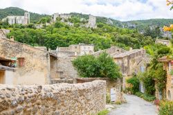 Uno scorcio panoramico di Gordes, Francia - Circondato da campi, boschi e da altri piccoli villaggi arroccati sulle montagne, questo splendido borgo fortificato attira turisti provenienti da ...
