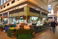 Uno scorcio di Grainger Market a Newcastle upon Tyne, Inghilterra. Inaugurato nel 1835, questo mercato prende il nome da Richard Grainger, costruttore e imprenditore. All'epoca era il più ...