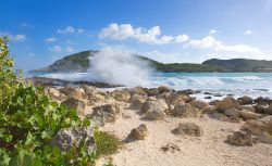Uno scorcio di Half Moon Bay, costa atlantica di Antigua e Barbuda, Caraibi. La spiaggia è contornata da una rigogliosa vegetazione ed oggi è parco nazionale.

