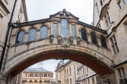 Uno scorcio di Hertford Bridge a Oxford (Inghilterra). Spesso chiamato "Il Ponte dei Sospiri", perchè simile a quello di Venezia, è stato protagonista di un film di Harry ...