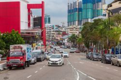 Uno scorcio di Jalan Ungku Puan, strada a Johor Bahru (Malesia) - © Kathy Alsop / Shutterstock.com