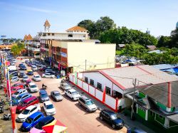 Uno scorcio di Kuala Terengganu nel sultanato di Terengganu, Malesia. Questa località è la cittadina più trafficata dello stato - © ellinnur bakarudin / Shutterstock.com ...