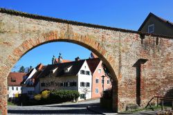 Uno scorcio di Landsberg am Lech attraverso un vecchio muro di cinta, Baviera, Germania.

