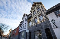 Uno scorcio di Linn, borgo di Krefeld, Germania. L'intero centro storico, con le sue case, dal 1987 è sotto tutela dei beni culturali. La parte più antica di Linn risale al ...