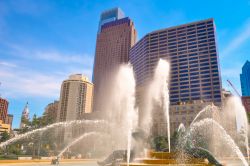 Uno scorcio di Logan Square a Philadelphia, Pennsylvania, con fontane e edifici sullo sfondo. Questa bella piazza è stata progettata dallo sculture Alexander Calder. 



