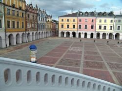 Uno scorcio di Market Square a Zamosc, Polonia. Definita "perla del Rinascimento" questa cittadina è stata aggiunta nella lista dei patrimoni dell'umanità dell'Unesco ...