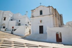Uno scorcio di Massafra in Puglia: una piccola chiesa e una strada del centro storico
