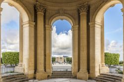 Uno scorcio di Montpellier attraverso un arco al parco Peyrou, Occitania, Francia.

