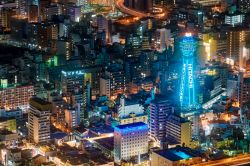 Uno scorcio di Osaka by night con la Tsutenkaku Tower, Giappone. Situata alla foce dei fiumi Yodo e Yamato, Osaka sorge sull'isola di Honshu - © Mirko Kuzmanovic / Shutterstock.com