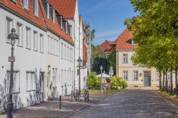 Uno scorcio di Osnabruck con le sue case bianche affaciate sulla stradina di ciottoli, Bassa Sassonia, Germania - © Marc Venema / Shutterstock.com