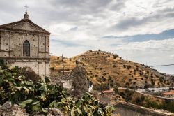 Uno scorcio di Pentedattilo una specie di città fantasma della Calabria - © Belfry / Shutterstock.com