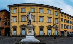 Uno scorcio di Piazza del Duomo con la statua di Giuseppe Mazzoni a Prato, Toscana- © BestPhotoStudio / Shutterstock.com