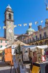Uno scorcio di Piazza della Repubblica nel centro di Pontremoli, Massa Carrara, Toscana. Sullo sfondo, il campanile e la cupola verde del duomo di Santa Maria del Popolo - © Lorenza Marzocchi ...