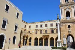 Uno scorcio di Piazza Duomo a Brindisi, Puglia. Chiamata "atrio dell'arcivesovado" nel corso del '700, questa piazza è la più antica oltre che una delle più ...