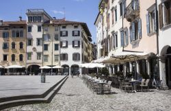 Uno scorcio di piazza Matteotti, la principale di Udine, Friuli Venezia Giulia. Chiamata "del mercato nuovo" in epoca medievale e in seguito "di San Giacomo" per via dell'omonima ...