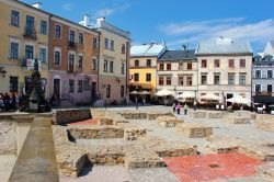 Uno scorcio di piazza Plac po Farze nel centro storico della città di Lublino, Polonia. Qui si vedono i resti delle fondamenta della chiesa parrocchiale qui eretta nel IX° secolo ...