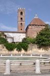 Uno scorcio di piazza San Martino nella vecchia Lucca, Toscana. Qui si affacciano il duomo con il portico e il campanile e Palazzo Bernardi, opera dell'architetto Bartolomeo Ammannati.



 ...