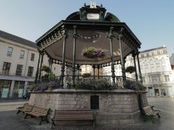 Uno scorcio di piazza Wapenplein a Ostenda (Belgio) con il chiosco dedicato a Wagner  - © Alexandre Tziripouloff / Shutterstock.com