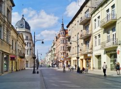 Uno scorcio di Piotrkowska Street a Lodz, Polonia. Una domenica pomeriggio nella principale via dello shopping cittadina - © Mariola Anna S / Shutterstock.com