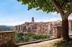 Uno scorcio di Pitigliano, Toscana. A circa 75 km da Grosseto, questo borgo è uno dei più scenografici di tutta la regione. Si trova nell'estremo sud della Toscana al confine ...