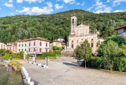 Uno scorcio di Porto Ceresio con la chiesa, Varese, Lombardia. Questa rilassante cittadina affacciata sul lago ospita monumenti storici e edifici religiosi di grande pregio fra cui la chiesa ...