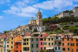 Uno scorcio di Porto Venere, La Spezia, Liguria. E' una delle perle del Levante ligure con le sue enormi falesie rocciose a strapiombo nelle acque del mare.
