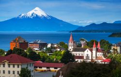 Uno scorcio di Puerto Varas, Cile, con il vulcano Osorno sullo sfondo. 
