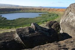 Uno scorcio di Rano Raraku sull'isola di Pasqua, Cile. Si tratta di una cava di pietra situata presso l'omonimo cratere vulcanico: da qui deriva la pietra utilizzata per creare i grandi ...
