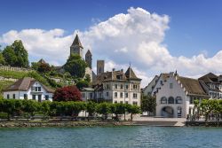Uno scorcio di Rapperswil-Jona vista dal lago di Zurigo, Svizzera. 
