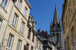 Uno scorcio di Rue Froide nel centro storico di Caen, Francia.



