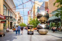 Uno scorcio di Rundle Mall a Adelaide, Australia. E' la prima area shopping del sud Australia. In questa immagine, le celebri sfere in cui si rispecchia la via - © amophoto_au / Shutterstock.com ...