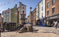 Uno scorcio di Saddler Street a Durham, Inghilterra, in una mattina di primavera - © travellight / Shutterstock.com