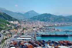 Uno scorcio di Salerno e il suo porto in Campania