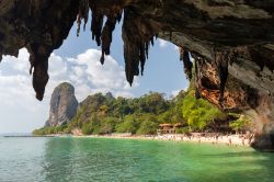 Uno scorcio di spiaggia vista dall'interno di una grotta a Phra Nang, Thailandia. Siamo nel promontorio della regione di Krabi, nel sud del paese.

