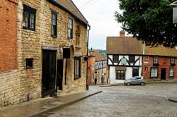 Uno scorcio di Steep Hill, una strada popolare nel centro storico di Lincoln (Inghilterra). Nel 2011 è stata ribattezzata "Miglior Luogo della Gran Bretagna" dall'Accademia ...