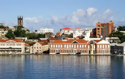 Uno scorcio di St.George's, capitale dello stato insulare di Grenada, America Centrale. La cittadina si affaccia sulla costa meridionale dell'isola.
