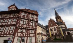 Uno scorcio di Stiftskirchenplatz a Aschaffenburg, Germania. Qui sorge anche la chiesa principale della città, la Stiftskirche, una delle testimonianze più prestigiose della millenaria ...