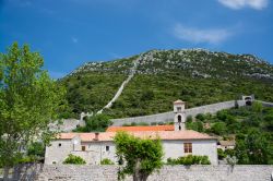 Uno scorcio di Ston, città della contea di Dubrovnik-Neretva, Croazia. Oltre che per le sue saline, questa località è stata famosa anche per i cantieri navali.

