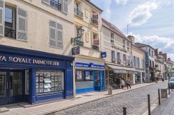 Uno scorcio di strada General de Gaulle a Rambouillet, Francia, la principale via della città - © Kiev.Victor / Shutterstock.com