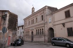 Uno scorcio di Thiesi in Sardegna: il palazzo che ospita l'asilo infantile