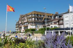 Uno scorcio di Trouville-sur-Mer, cittadina sulla costa della Normandia - © Valentin Ivantsov / Shutterstock.com