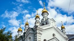 Uno scorcio di una chiesa ortodossa a Tomsk, Siberia, in estate.