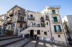 Uno scorcio di una strada del borgo di Lascari in Sicilia, vicino a Cefalù