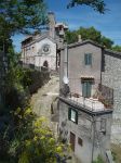 Uno scorcio di una strada di Collato Sabino, piccolo borgo del Lazio, provincia di Rieti - © altotemi, CC BY-SA 2.0, Wikipedia