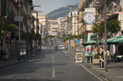 Uno scorcio di una via del centro di Ercolano in Campania - © nicolasdecorte / Shutterstock.com