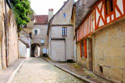 Uno scorcio di una via lastricata nel borgo di Semur en Auxois, uno dei gilielli della Borgogna in Francia