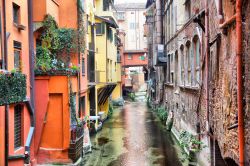 Uno scorcio di uno  dei canali del centro storico medievale di Bologna