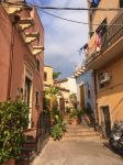 Uno scorcio di via IV° Novembre a Aci Castello, provincia di Catania, Sicilia, in una giornata nuvolosa - © Anastasia Perevozkina / Shutterstock.com